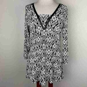 Black & White Damask V-Neck Tunic